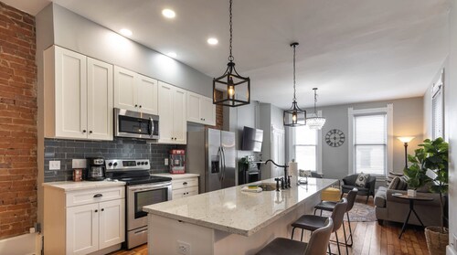 Main Street 2BR, Walk to Bars, Stadiums, Downtown