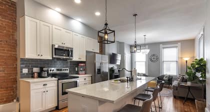 Main Street 2BR, Walk to Bars, Stadiums, Downtown