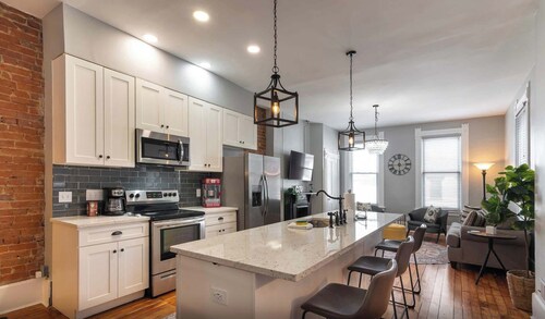 Main Street 2BR, Walk to Bars, Stadiums, Downtown