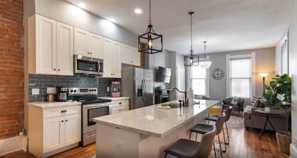 Main Street 2BR, Walk to Bars, Stadiums, Downtown