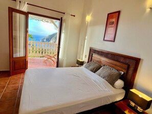 4 dormitorios, tabla de planchar con plancha, cuna de viaje