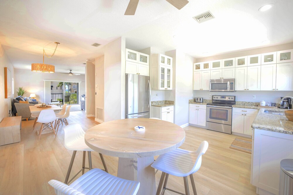 Hoppy's Beach-View Siesta Key - Spacious 3BR,Beach/Ocean Views,Private Elevator