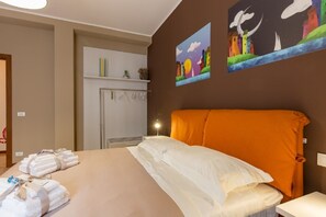 4 chambres, fer et planche à repasser, lit de bébé portatif