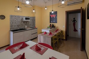 Dining - Pied à terre Atelier. A spacious apartment in the historic center of Verona. (Verona)