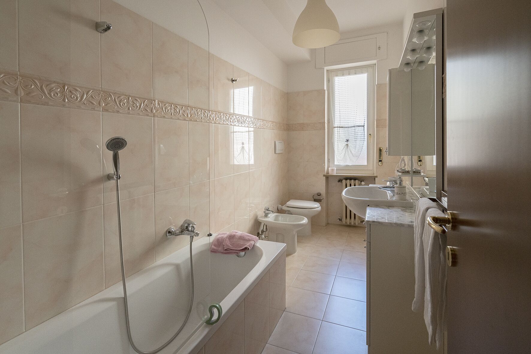 Duschwanne, Haartrockner, Bidet, Handtücher