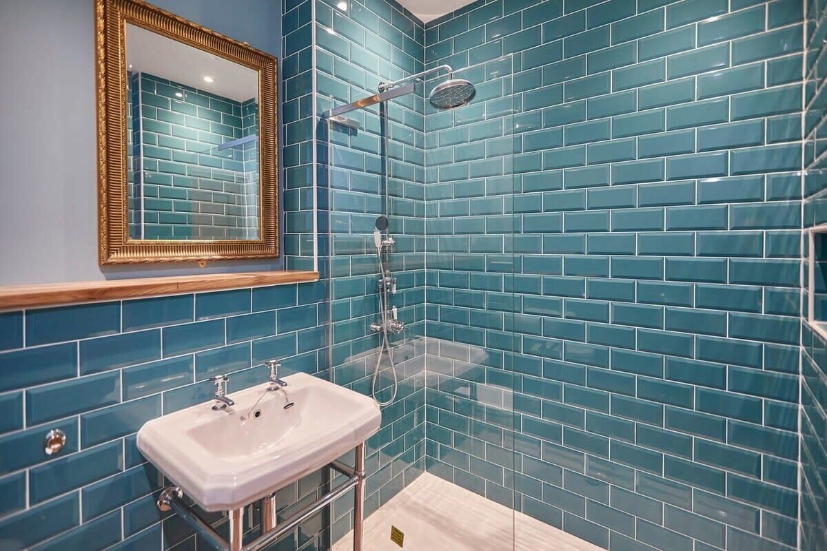 Shower, hair dryer, towels, shampoo