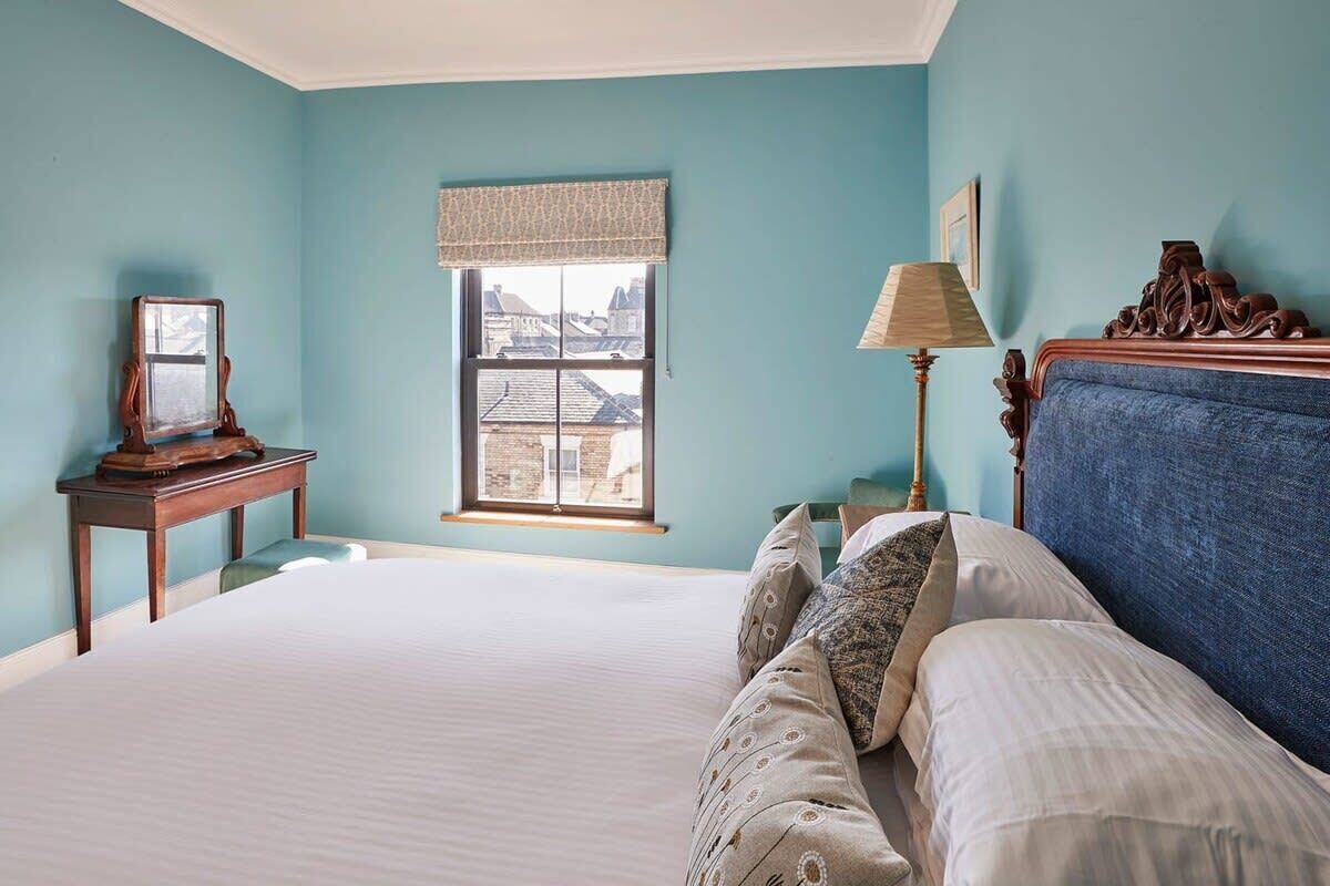 1 bedroom, desk, WiFi, bed sheets