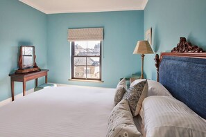 1 bedroom, desk, WiFi, bed sheets