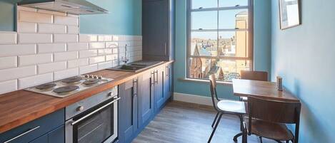 Réfrigérateur, micro-ondes, cafetière/bouilloire, grille-pain