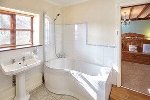 Bathtub, hair dryer, towels, shampoo - Host & Stay | The Arches Cottage (Brotton)
