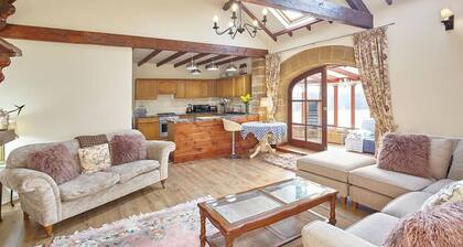 Host & Stay | The Arches Cottage