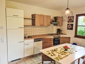 Kühlschrank, Mikrowelle, Ofen, Geschirrspüler