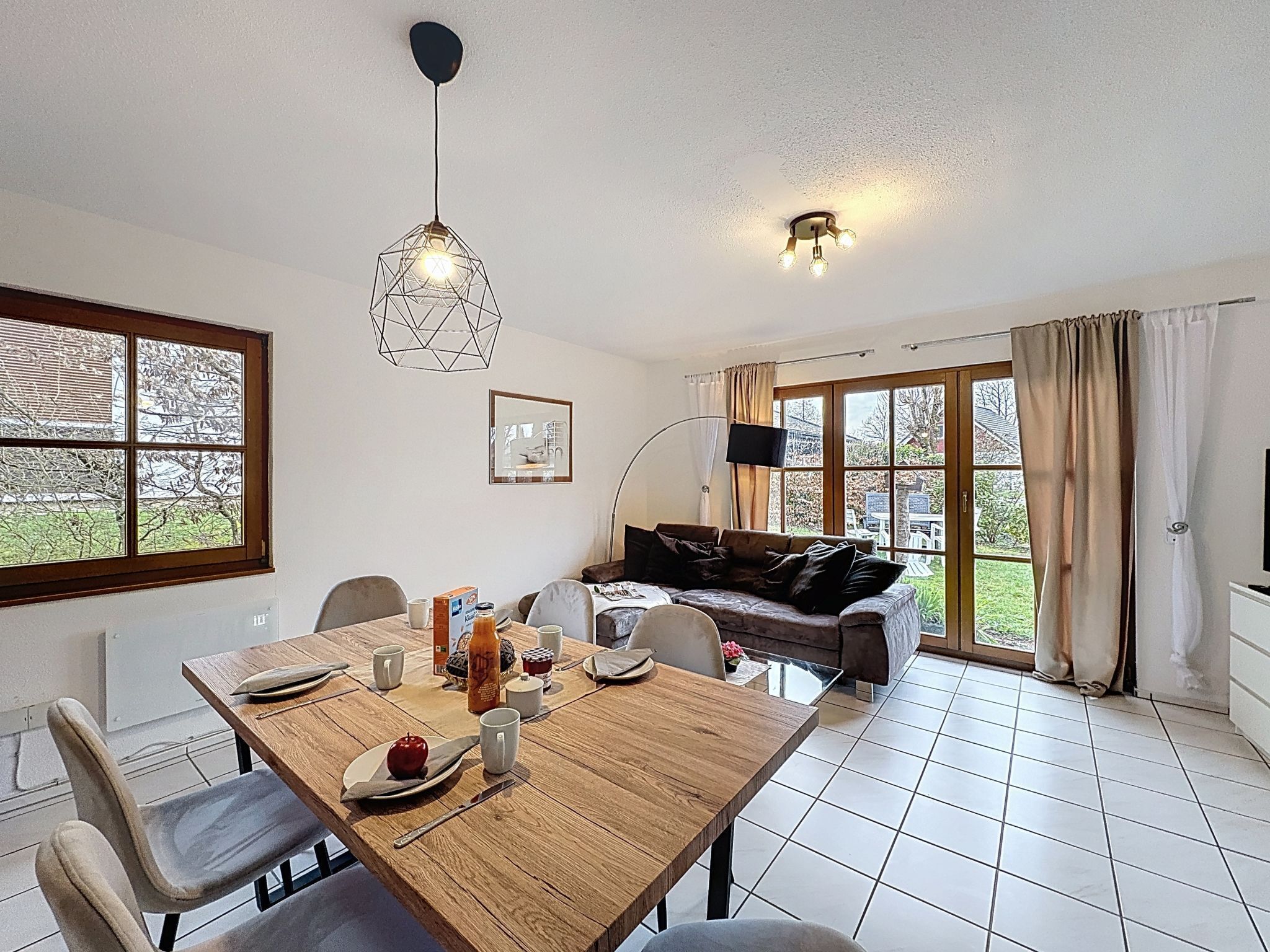 Televisio, takka, pöytäjalkapallopöytä