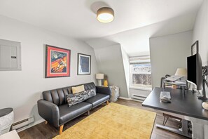 Televisie, een open haard, een videogameconsole en Netflix