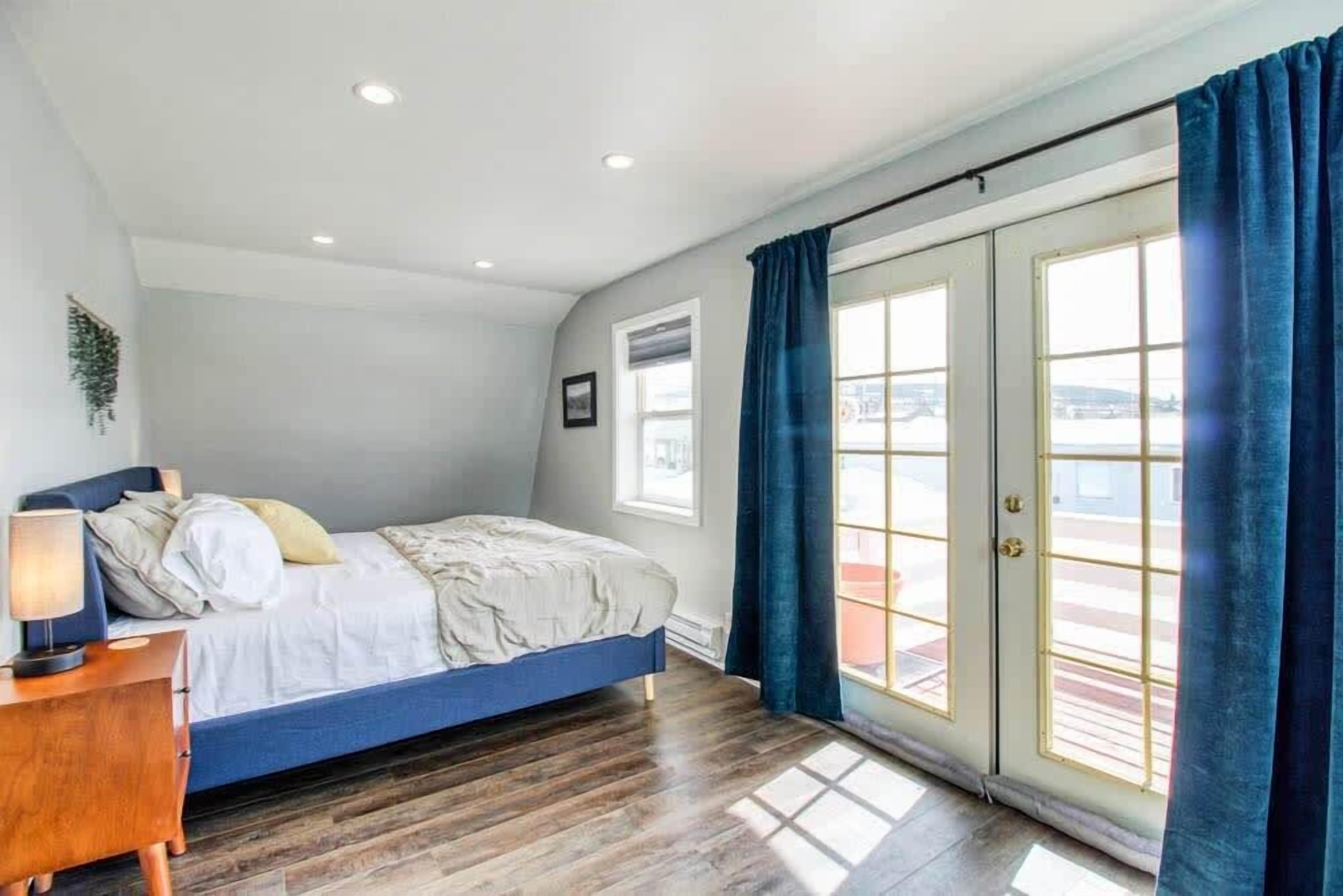 2 bedrooms, desk, WiFi, bed sheets