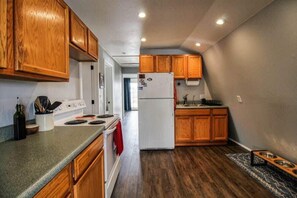 冷蔵庫、電子レンジ、オーブン、コンロ