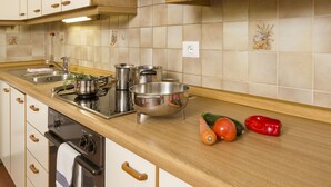 A kitchen with white cabinets, a stainless steel sink, and a wooden countertop. - Valle Aurina, Appartement Sonneck Möseler (Lappach)
