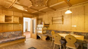 A wooden interior with a sofa, bench, dining table, and chairs. - Valle Aurina, Appartement Sonneck Möseler (Lappach)