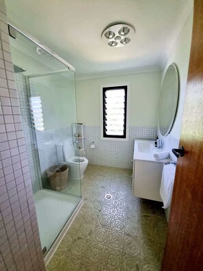Chuveiro, toalhas de banho