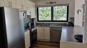 ثلاجة، ميكروويف، فرن، موقد طهي مسطح