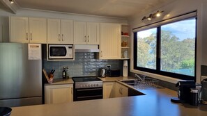 Réfrigérateur, four à micro-ondes, un four, surface de cuisson