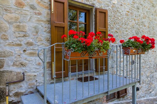 Stone farmhouse:kitchen+2bedr+2bathr+ifournished laundry CIN: IT046022C2IHU96TA5