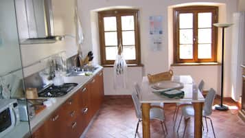 Kühlschrank, Mikrowelle, Ofen, Geschirrspüler