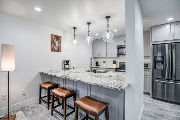 Refrigerador, microondas, horno y parrilla de estufa 