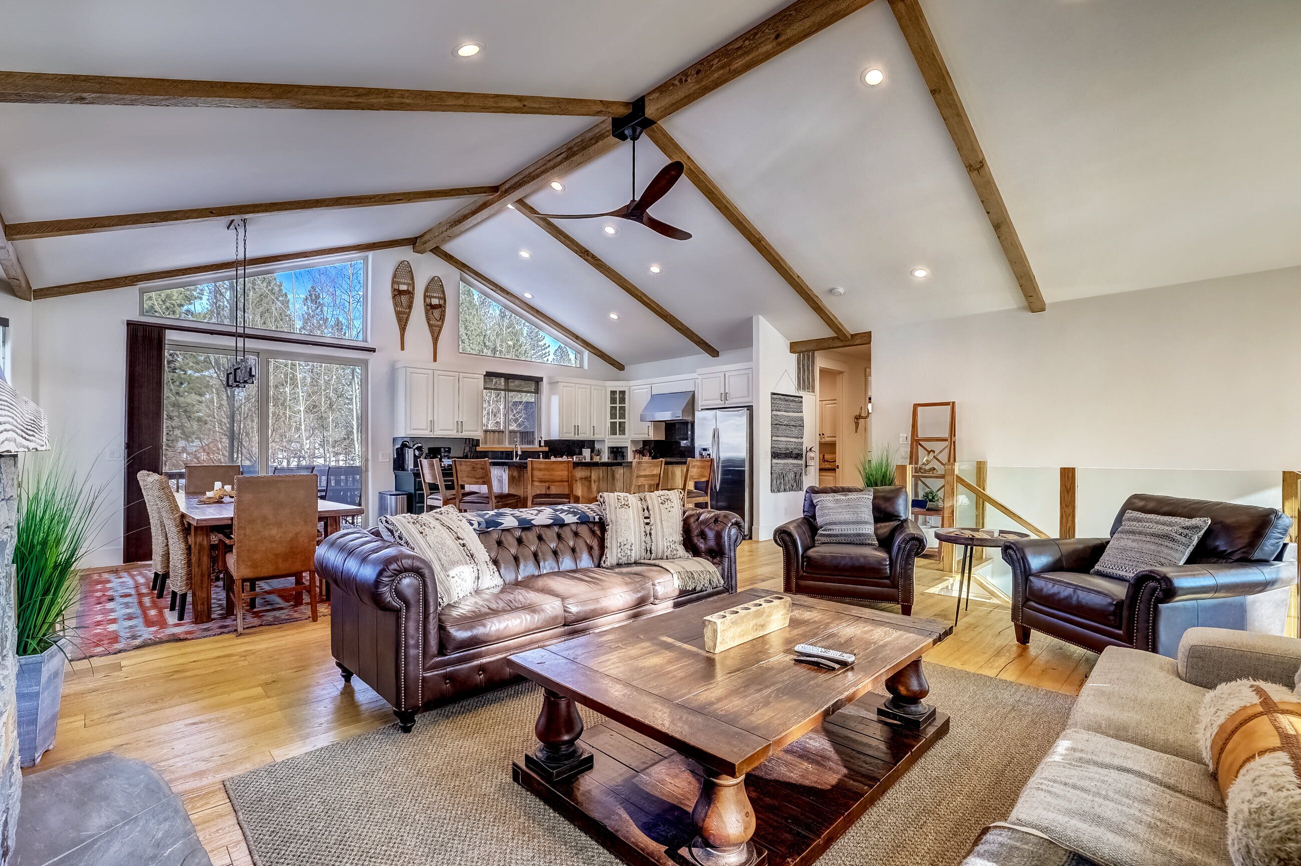 Luxe Mountain Chalet - Hot tub, Man Cave, Foosball, Peloton