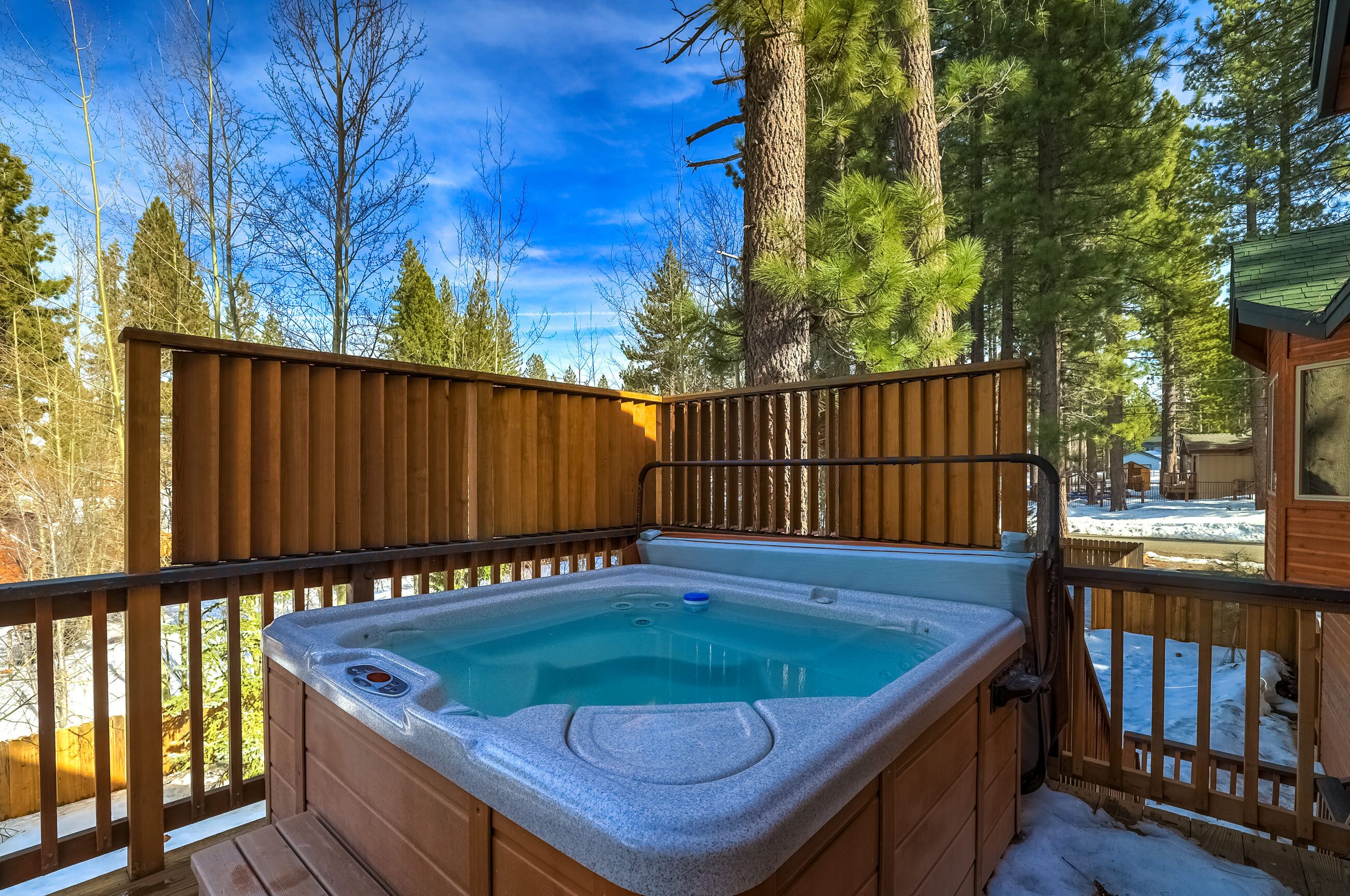 Luxe Mountain Chalet - Hot tub, Man Cave, Foosball, Peloton