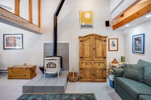 公寓式客房, 1 间卧室 | 起居区 | 电视、DVD 播放器