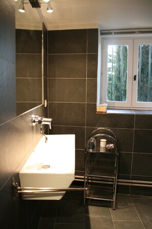 Baignoire, sèche-cheveux, serviettes fournies, savon