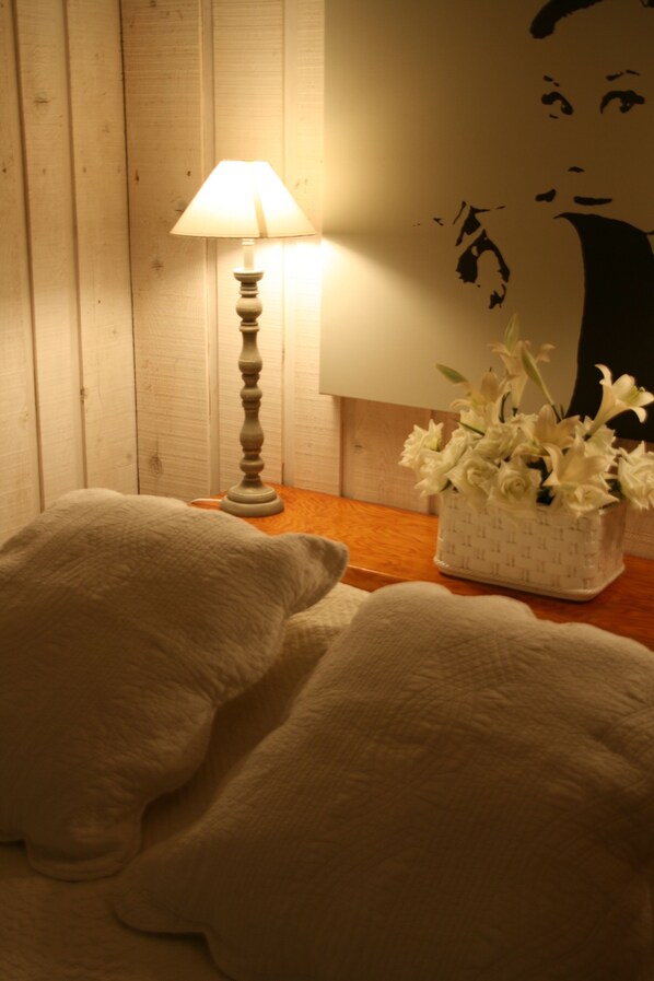 5 bedrooms, iron/ironing board, WiFi, bed sheets