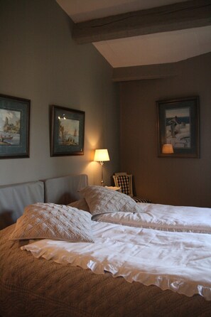 5 bedrooms, iron/ironing board, WiFi, bed sheets