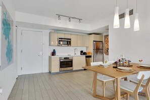 Dining - Amazing Pool + Balcony+Gym + Near Beach (Hallandale Beach)