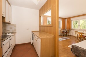 Kühlschrank, Wasserkocher mit Kaffee-/Teezubehör, Kaffeemühle