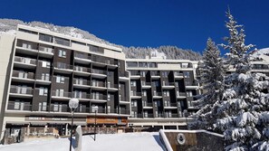 A multi-story hotel with balconies, a ski shop, and a restaurant. - 2nd floor, view mountain, tv, 37m², Flaine (Flaine)