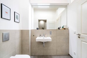 Hiustenkuivaaja, pyyhkeet, saippua, sampoo