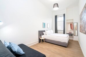 3 bedrooms, in-room safe, iron/ironing board, travel cot
