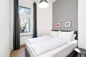 1 dormitori, caixa forta a l'habitació i planxa i posts de planxar