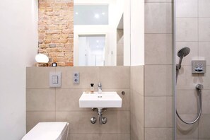 Douche, séchoir à cheveux, serviettes fournies, savon