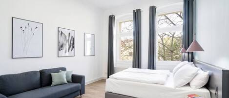 4 chambres, coffres-forts dans les chambres, fer et planche à repasser