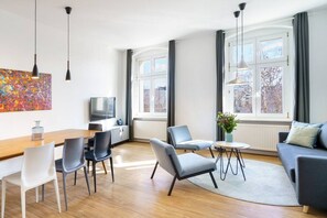 TV - Stylish & bright 4-Bedrooms Apartment_8 (130sqm) (Mitte / Wedding (Berlin))