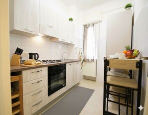 Apartment | Eigene Küche | Großer Kühlschrank, Ofen, Herdplatte, Wasserkocher