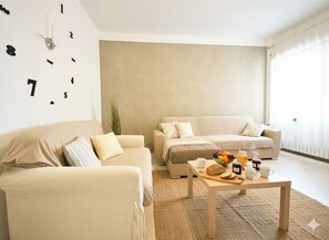 Appartamento | Area soggiorno | TV a schermo piatto 32 pollici con canali digitali, TV