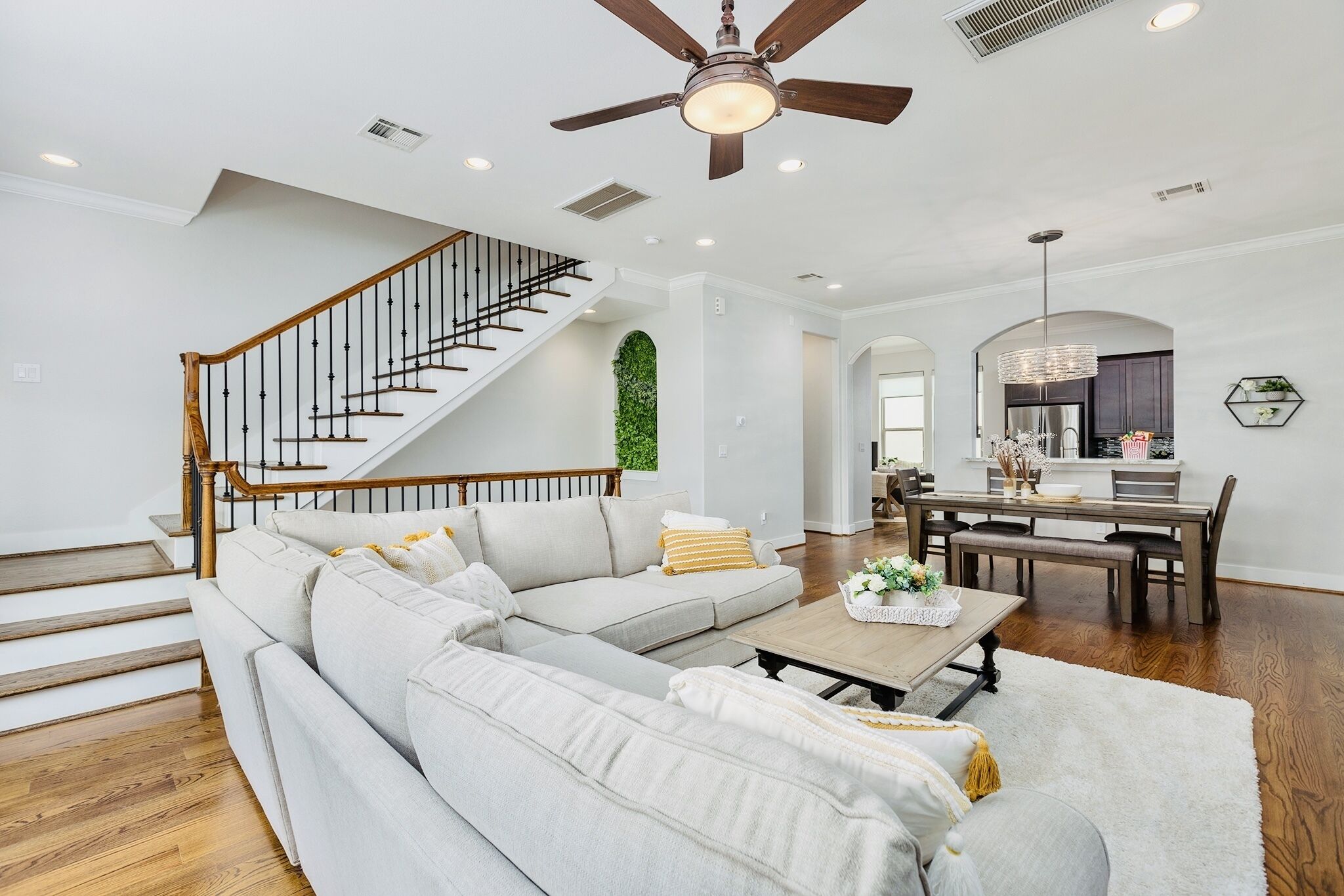 Luxe centrally located Houston 3 story townhouse: Minute Maid/GRB/Med Center/NRG