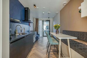 Studio, 1 King Bed, Non Smoking, Kitchen | Hypo-allergenic bedding, down comforters, in-room safe, blackout drapes - Bens The Highdocks (Amsterdam)