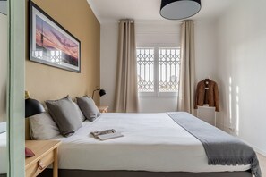 5 bedrooms, desk, iron/ironing board, WiFi