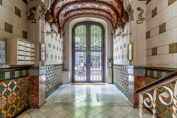 المنشأة من الداخل