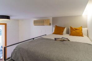 4 bedrooms, iron/ironing board, travel cot, WiFi - Sunny Stylish Terrace next to Paseo de Gracia (Barcelona)